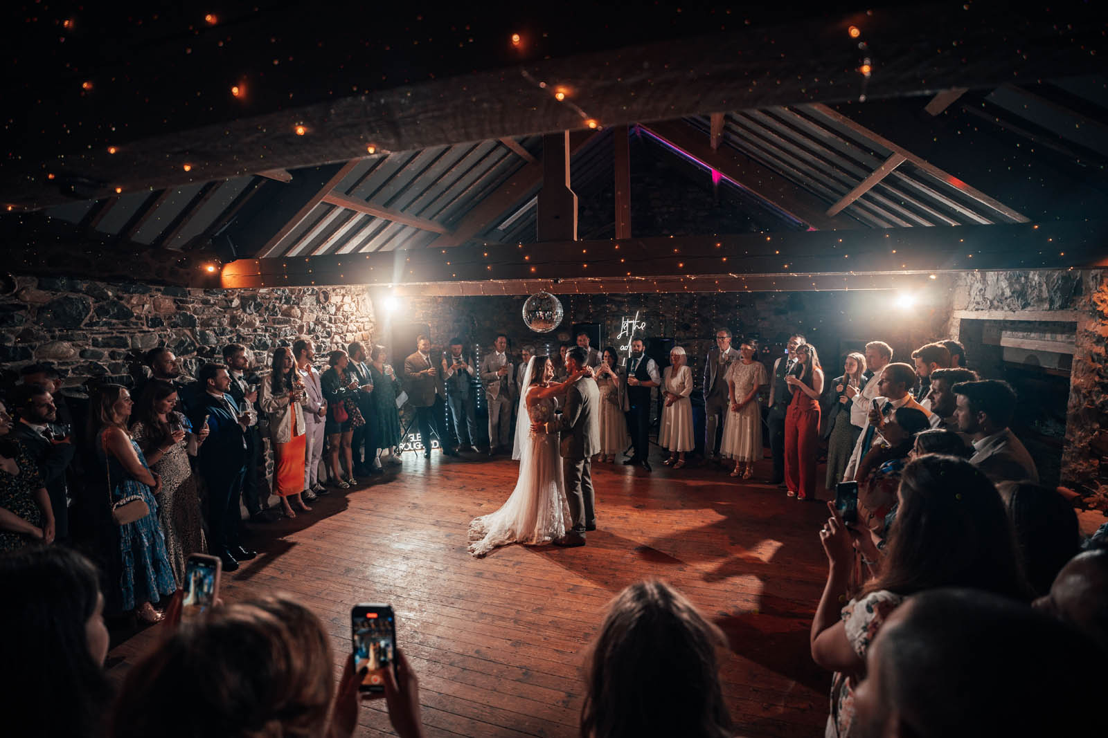 How to Mix Live Music with a Wedding DJ